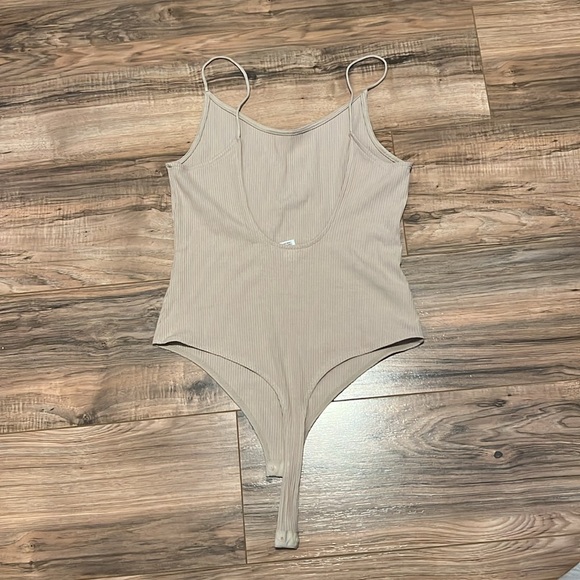 H&M Women’s Tan Bodysuit Size Small (fits more like medium) - Picture 2 of 2